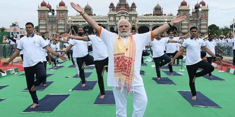 Perdana Menteri India Narendra Modi (depan) melakukan yoga bersama sejumlah orang pada Hari Yoga Internasional di Mysuru, India, Selasa (21/6/2022). (MASAPNEWS/ANT)