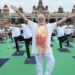 Perdana Menteri India Narendra Modi (depan) melakukan yoga bersama sejumlah orang pada Hari Yoga Internasional di Mysuru, India, Selasa (21/6/2022). (MASAPNEWS/ANT)