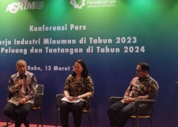Direktur Industri Minuman, Hasil Tembakau dan Bahan Penyegar, Kemenperin Merrijantij Punguan Pintaria (tengah) dalam konferensi pers kinerja industri minuman ringan di Jakarta, Rabu (13/3/2024). (MASAPNEWS/ANT)