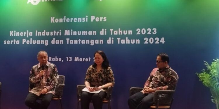 Direktur Industri Minuman, Hasil Tembakau dan Bahan Penyegar, Kemenperin Merrijantij Punguan Pintaria (tengah) dalam konferensi pers kinerja industri minuman ringan di Jakarta, Rabu (13/3/2024). (MASAPNEWS/ANT)