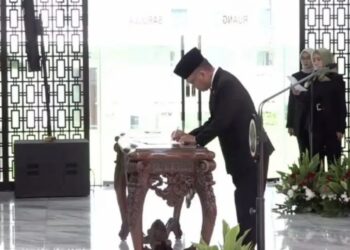 Tangkapan layar - Suasana penandatanganan berita acara Pelantikan dan Pengambilan Sumpah Jabatan Pejabat Pimpinan Tinggi di lingkungan Kementerian Energi dan Sumber Daya Mineral oleh Menteri Energi dan Sumber Daya Mineral Arifin Tasrif yang dipantau secara daring melalui kanal YouTube Kementerian ESDM, dari Jakarta, Kamis (14/3/2024). (MASAPNEWS/ANT)
