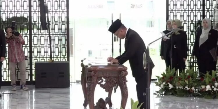 Tangkapan layar - Suasana penandatanganan berita acara Pelantikan dan Pengambilan Sumpah Jabatan Pejabat Pimpinan Tinggi di lingkungan Kementerian Energi dan Sumber Daya Mineral oleh Menteri Energi dan Sumber Daya Mineral Arifin Tasrif yang dipantau secara daring melalui kanal YouTube Kementerian ESDM, dari Jakarta, Kamis (14/3/2024). (MASAPNEWS/ANT)