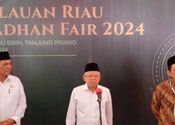 Gubernur Kepri Ansar Ahmad (kiri) mendampingi Wapres RI Ma'ruf Amin membuka Kepri Ramadhan Fair 2024 di Gedung Daerah Tanjungpinang, Jumat (15/3/2024). (MASAPNEWS/ANT)
