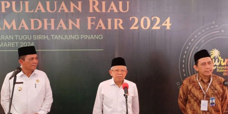 Gubernur Kepri Ansar Ahmad (kiri) mendampingi Wapres RI Ma'ruf Amin membuka Kepri Ramadhan Fair 2024 di Gedung Daerah Tanjungpinang, Jumat (15/3/2024). (MASAPNEWS/ANT)