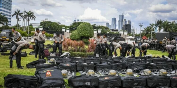 Sejumlah anggota polisi bersiap melakukan penjagaan unjuk rasa di depan kompleks Parlemen, Senayan, Jakarta, Selasa (5/3/2024). (MASAPNEWS/ANT)