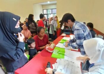 Petugas BUMN Holding Pangan ID FOOD mendata keluarga penerima bantuan pangan penanganan stunting gelombang kedua pada 2024 di Aula Kantor Kecamatan Jatisampurna, Kota Bekasi, Jawa Barat, Jumat (15/3/2024). (MASAPNEWS/ANT)