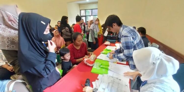 Petugas BUMN Holding Pangan ID FOOD mendata keluarga penerima bantuan pangan penanganan stunting gelombang kedua pada 2024 di Aula Kantor Kecamatan Jatisampurna, Kota Bekasi, Jawa Barat, Jumat (15/3/2024). (MASAPNEWS/ANT)