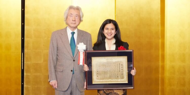 Sastia Prama Putri (kanan), ilmuwan Indonesia dan non-Jepang pertama penerima Ando Momofuku Award berpose dengan Mantan Perdana Menteri Jepang Junichiro Koizumi. (MASAPNEWS/ANT/HO-Sasti Prama.Putri)