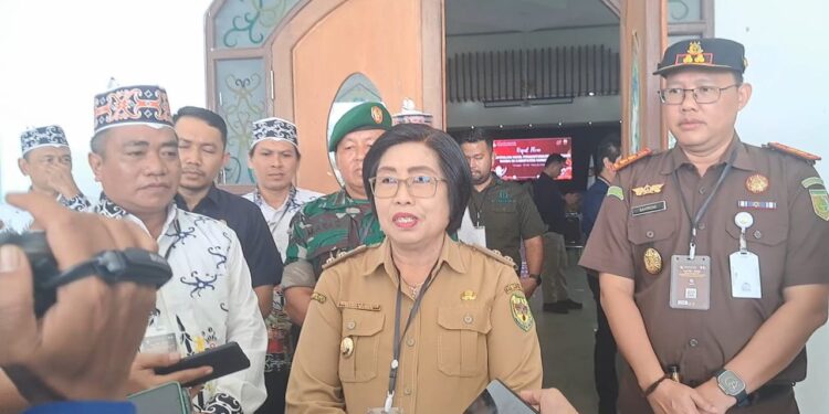 Wakil Bupati Gunung Mas Efrensia LP Umbing didampingi Ketua KPU kabupaten Elfrinst G Tumon memberi keterangan kepada awak media, usai pembukaan rapat pleno di Kuala Kurun, Selasa (27/2/2024). (MASAPNEWS/GCM)