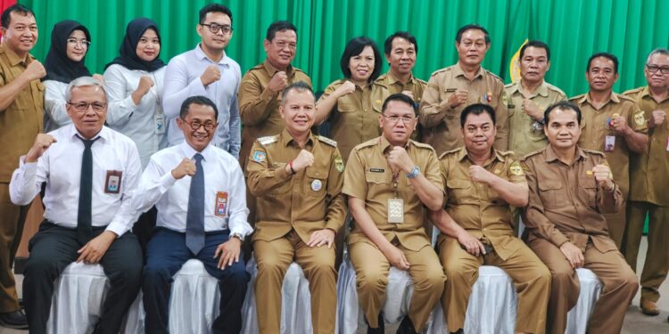 Bupati Gunung Mas Jaya S Monong dan lainnya, berfoto bersama usai rapat bersama BPKP Perwakilan Provinsi Kalteng di Kuala Kurun, Selasa (27/2/2024). (Foto : Diskominfosantik Gumas)