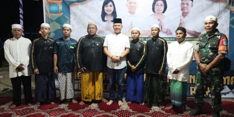 Bupati Gunung Mas Jaya S Monong dan lainnya berfoto bersama saat Safari Ramadhan di Kelurahan Kampuri Kecamatan Mihing Raya, Kamis (21/3/2024). (Foto : Diskominfosantik Gunung Mas)