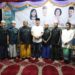 Bupati Gunung Mas Jaya S Monong dan lainnya berfoto bersama saat Safari Ramadhan di Kelurahan Kampuri Kecamatan Mihing Raya, Kamis (21/3/2024). (Foto : Diskominfosantik Gunung Mas)