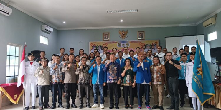 Bupati Gunung Mas Jaya S Monong, Wakil Bupati Efrensia LP Umbing, pengurus baru KNPI kabupaten, dan lainnya berfoto bersama usai pengukuhan dan pelantikan di Kuala Kurun, Jumat (22/3/2024). (Foto : Diskominfosantik Gunung Mas)