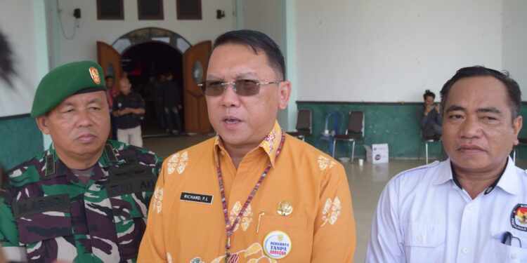 Sekda Gunung Mas Richard (tengah), didampingi Ketua KPU kabupaten Elfrinst G Tumon (kanan) dan Pabung Kodim 1016 Palangka Letkol Inf Maksun Abadi, saat memberi keterangan kepada awak media usai mengikuti doa lintas agama di Kuala Kurun, Kamis (29/2/2024). (IST)