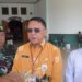 Sekda Gunung Mas Richard (tengah), didampingi Ketua KPU kabupaten Elfrinst G Tumon (kanan) dan Pabung Kodim 1016 Palangka Letkol Inf Maksun Abadi, saat memberi keterangan kepada awak media usai mengikuti doa lintas agama di Kuala Kurun, Kamis (29/2/2024). (IST)