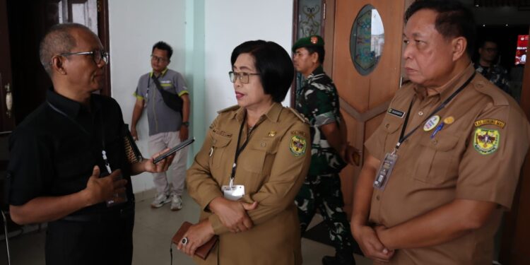 Wakil Bupati Gunung Mas Efrensia LP Umbing dan Kepala Badan Kesbangpol Sugiarto memberi keterangan kepada awak media di Kuala Kurun, Selasa (27/2/2024). (IST)