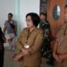 Wakil Bupati Gunung Mas Efrensia LP Umbing dan Kepala Badan Kesbangpol Sugiarto memberi keterangan kepada awak media di Kuala Kurun, Selasa (27/2/2024). (IST)