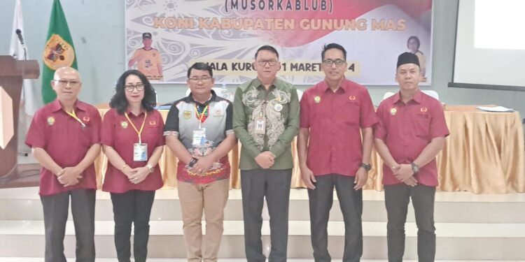 Sekretaris Daerah Kabupaten Gunung Mas Richard (batik hijau) dan lainnya berfoto bersama usai pembukaan Musorkablun KONI kabupaten di Kuala Kurun, Jumat (1/3/2024). (MASAPNEWS/GCM)