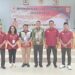 Sekretaris Daerah Kabupaten Gunung Mas Richard (batik hijau) dan lainnya berfoto bersama usai pembukaan Musorkablun KONI kabupaten di Kuala Kurun, Jumat (1/3/2024). (MASAPNEWS/GCM)