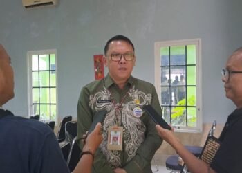 Sekda Gunung Mas Richard memberi keterangan kepada awak media di Kuala Kurun, Jumat (1/3/2024). (MASAPNEWS/GCM)