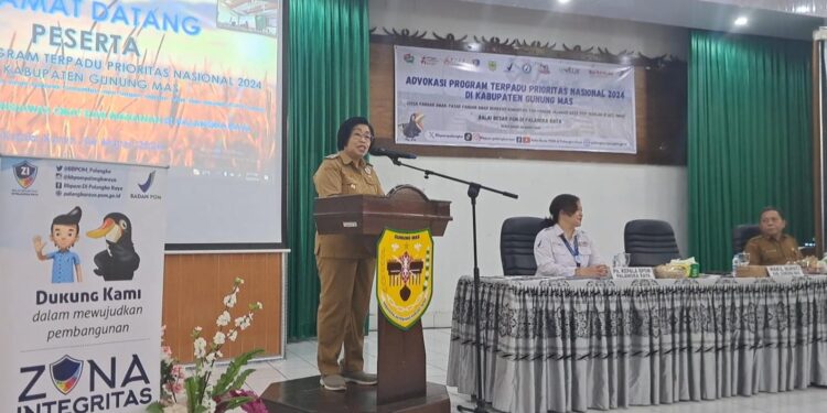 Wakil Bupati Gunung Mas Efrensia LP Umbing saat membuka kegiatan advokasi program terpadu prioritas nasional di Kuala Kurun, Senin (4/3/2024). (MASAPNEWS/GCM)