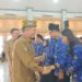 Bupati Gunung Mas Jaya S Monong mengucapkan selamat kepada para penerima SK PPPK di Kuala Kurun, Senin (4/3/2024). (MASAPNEWS/GCM)