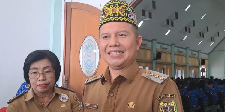Bupati Gunung Mas Jaya S Monong didampingi Wakil Bupati Efrensia LP Umbing, memberi keterangan kepada awak media di Kuala Kurun, Senin (4/3/2024). (MASAPNEWS/GCM)