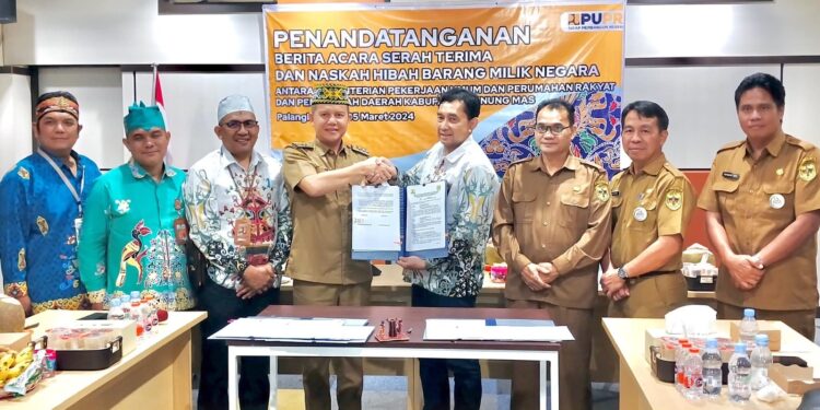 Bupati Gunung Mas Jaya S Monong dan lainnya saat menerima hibah, di Palangka Raya, Selasa (5/3/2024). (Foto : DPU Kabupaten Gunung Mas)