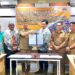 Bupati Gunung Mas Jaya S Monong dan lainnya saat menerima hibah, di Palangka Raya, Selasa (5/3/2024). (Foto : DPU Kabupaten Gunung Mas)