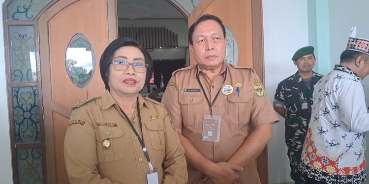 Wakil Bupati Gunung Mas Efrensia LP Umbing dan Kepala Badan Kesbangpol Sugiarto berfoto bersama usai mengikuti pembukaan rapat rekapitulasi penghitungan perolehan suara tingkat kabupaten di Kuala Kurun, Selasa (27/2/2024). (MASAPNEWS/GCM)