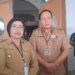 Wakil Bupati Gunung Mas Efrensia LP Umbing dan Kepala Badan Kesbangpol Sugiarto berfoto bersama usai mengikuti pembukaan rapat rekapitulasi penghitungan perolehan suara tingkat kabupaten di Kuala Kurun, Selasa (27/2/2024). (MASAPNEWS/GCM)