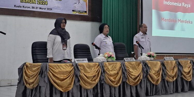 Wakil Bupati Gunung Mas Efrensia LP Umbing (tengah) dan lainnya saat pembukaan bimtek inovasi daerah di Kuala Kurun, Rabu (20/3/2024). (IST)