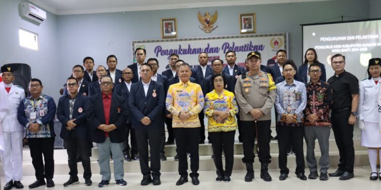 Bupati Gunung Mas Jaya S Monong, Wakil Bupati Efrensia LP Umbing, Ketua harian KONI Kalteng M Hasanuddin Noor, Ketua umum KONI Gunung Mas Richard, para pengurus KONI kabupaten dan lainnya, berfoto bersama usai pengukuhan dan pelantikan di Kuala Kurun, Kamis (21/3/2024). (Foto : Diskominfosantik Gunung Mas)