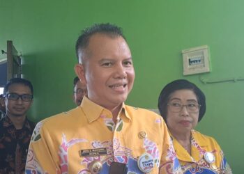 Bupati Gunung Mas Jaya S Monong memberi keterangan kepada awak media di Kuala Kurun, Kamis (21/3/2024). (MASAPNEWS/GCM)