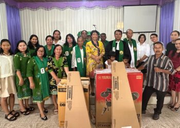 Legislator Gunung Mas Iceu Purnamasari memantau penyaluran bantuan alat musik dan soundsystem. (IST)