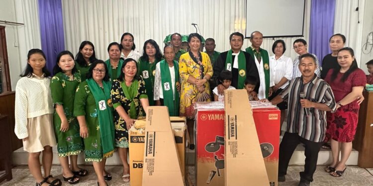 Legislator Gunung Mas Iceu Purnamasari memantau penyaluran bantuan alat musik dan soundsystem. (IST)