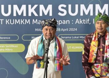 Menteri Koperasi dan Usaha Kecil Menengah (Menkop UKM) Teten Masduki (tengah) saat memberikan keterangan kepada media usai menghadiri Pusat Usaha Layanan Terpadu (PLUT) Koperasi dan Usaha Mikro Kecil Menengah (KUMKM) Summit, di Kota Malang, Jawa Timur, Jumat (26/4/2024). (MASAPNEWS/ANT)
