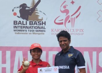 Atlet kriket putri Indonesia Rohmalia (kiri) dan Ketua Umum Pengurus Pusat Persatuan Cricket Indonesia (PP PCI) Abhiram Yadav Singh (kanan) berfoto bersama usai pertandingan Bali Bash International, di Lapangan kriket Udayana, Bali, Kamis (25/4/2024). (MASAPNEWS/ANT/HO/PP PCI)