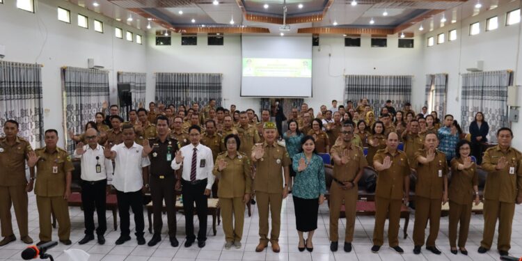 Bupati Gunung Mas Jaya S Monong dan lainnya berfoto bersama saat rembuk stunting di Kuala Kurun, Senin (1/4/2024). (Foto : Diskominfosantik Gunung Mas)