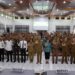 Bupati Gunung Mas Jaya S Monong dan lainnya berfoto bersama saat rembuk stunting di Kuala Kurun, Senin (1/4/2024). (Foto : Diskominfosantik Gunung Mas)