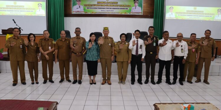 Bupati Gunung Mas Jaya S Monong dan lainnya berfoto bersama saat rembuk stunting di Kuala Kurun, Senin (1/4/2024). (Foto : Diskominfosantik Gunung Mas)