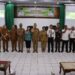 Bupati Gunung Mas Jaya S Monong dan lainnya berfoto bersama saat rembuk stunting di Kuala Kurun, Senin (1/4/2024). (Foto : Diskominfosantik Gunung Mas)
