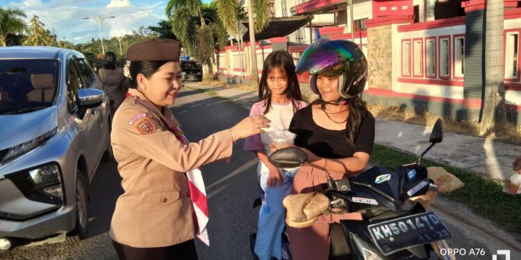 Ketua Kwarcab Gerakan Pramuka Kabupaten Gunung Mas, Mimie Mariatie Jaya S Monong saat membagikan takjil kepada pengguna jalan di Kota Kuala Kurun, Sabtu, 6 April 2024. (Foto : Kwarcab Gerakan Pramuka Kabupaten Gunung Mas)