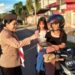 Ketua Kwarcab Gerakan Pramuka Kabupaten Gunung Mas, Mimie Mariatie Jaya S Monong saat membagikan takjil kepada pengguna jalan di Kota Kuala Kurun, Sabtu, 6 April 2024. (Foto : Kwarcab Gerakan Pramuka Kabupaten Gunung Mas)