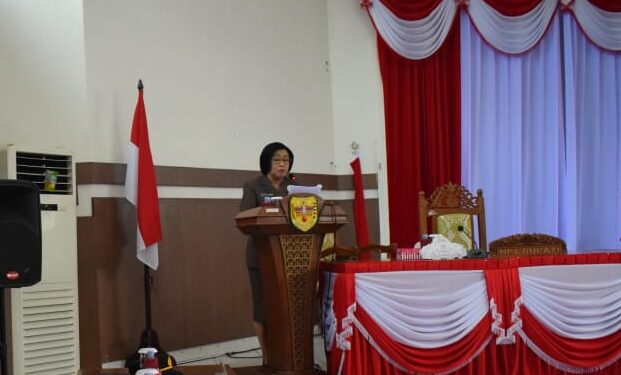 Wakil Bupati Gunung Mas Efrensia LP Umbing saat menyampaikan jawaban terhadap pandangan umum fraksi saat rapat paripurna di Kuala Kurun, Senin (21/4/2024). (IST)