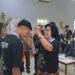 Wakil Bupati Gunung Mas Efrensia LP Umbing mengalungkan tanda peserta seleksi PPAP tingkat kabupaten 2024 di Kuala Kurun, Selasa (2/4/2024). (MASAPNEWS/GCM)