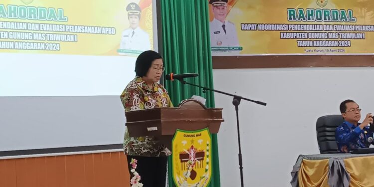 Wakil Bupati Gunung Mas Efrensia LP Umbing saat membuka rakordaldev di Kuala Kurun, Jumat (19/4/2024). (IST)