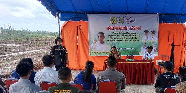 Wabup Gunung Mas Efrensia LP Umbing menghadiri rembuk tani di Desa Tanjung Riu Kecamatan Kurun, baru-baru ini. (IST)