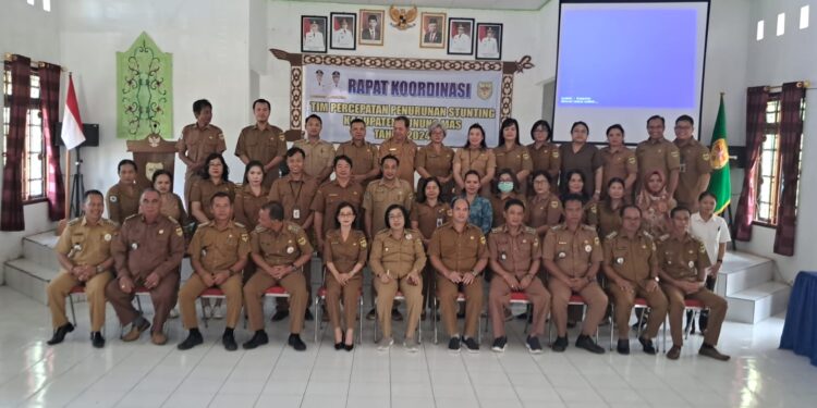 Wabup Gumas Efrensia LP Umbing dan lainnya berfoto bersama usai rakor TPPS di Kuala Kurun, Senin (29/4/2024). (MASAPNEWS/GCM)