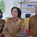 Wabup Gunung Mas Efrensia LP Umbing, didampingi Kepala Baperinda Yantrio Aulia (kanan) dan Kepala DP2KBP3A Rina Sari, memberi keterangan kepada awak media usai rakor TPPS di Kuala Kurun, Senin (29/4/2024). (MASAPNEWS/GCM)